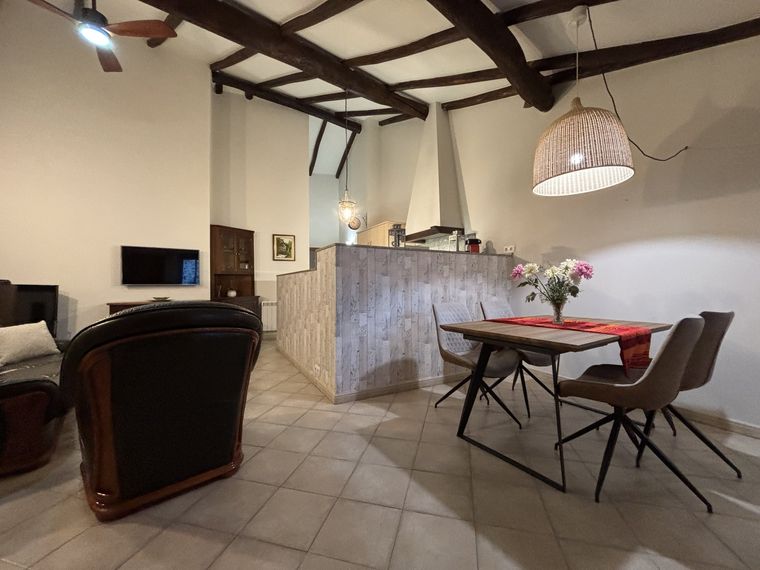 Menjador amb taula per als àpats · A Casita do Ferreiro