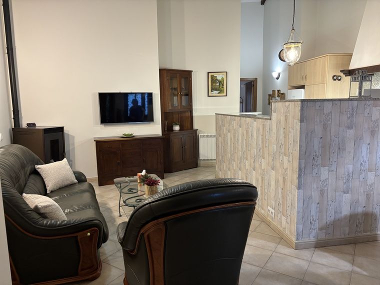 Saló amb sofàs i televisió · A Casita do Ferreiro