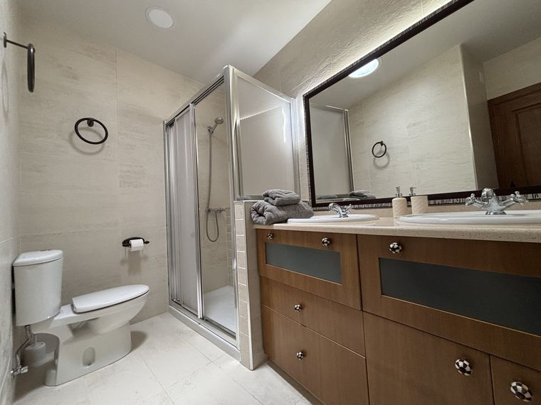 Bany amb dutxa i doble lavabo · A Casita do Ferreiro