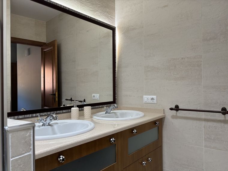 Bany amb doble lavabo · A Casita do Ferreiro