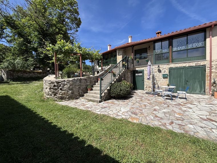 Façana exterior i jardí · A Casita do Ferreiro