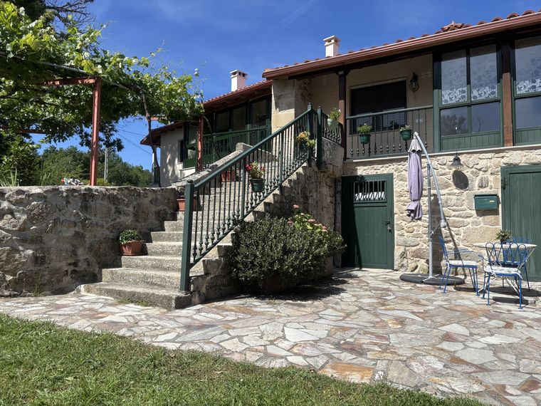 Façana de pedra amb escales · A Casita do Ferreiro