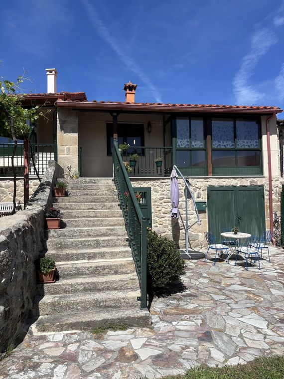 Façana frontal de la casa de pedra · A Casita do Ferreiro