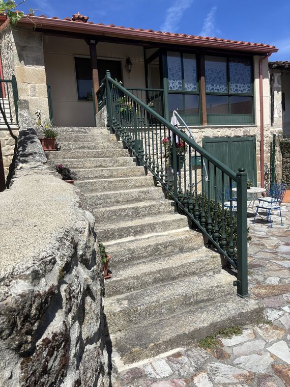Detall de les escales exteriors · A Casita do Ferreiro