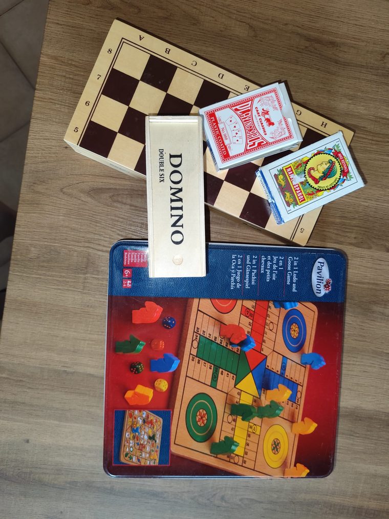 Juegos de mesa disponibles en la casa: ajedrez, dominó y cartas · A Casita do Ferreiro